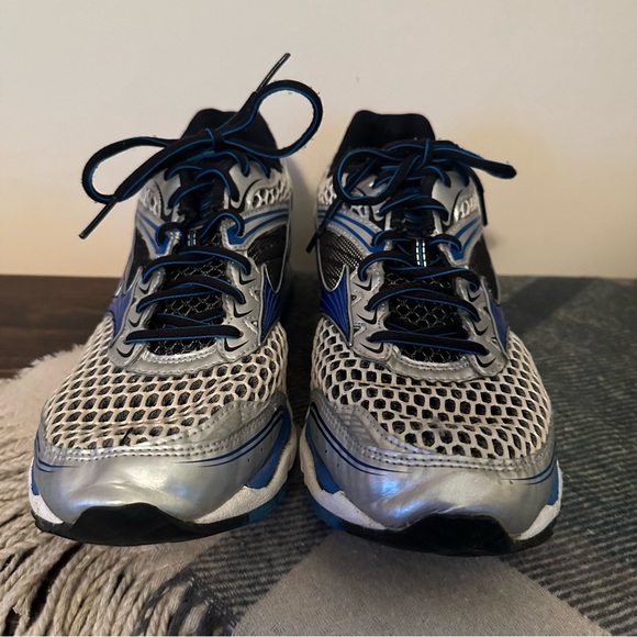 Mizuno Silver and Blue Athletic Sneakers Sz 10 - Picture 2 of 4